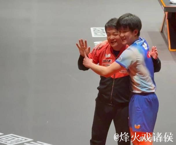 张本智和跪地捂脸庆祝！现场造型独特为教练儿子庆生，多次致敬樊振东